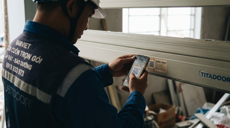 Cách phân biệt cửa cuốn Titadoor thật giả & Quy trình thi công chuẩn