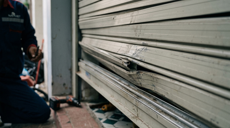 Nguyên nhân cửa cuốn Titadoor không lên xuống được & Cách xử lý khẩn cấp