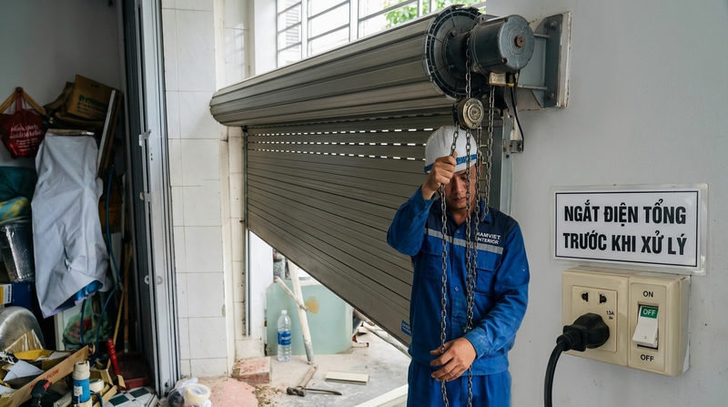 Hướng dẫn xử lý khẩn cấp khi cửa cuốn đột ngột bị kẹt